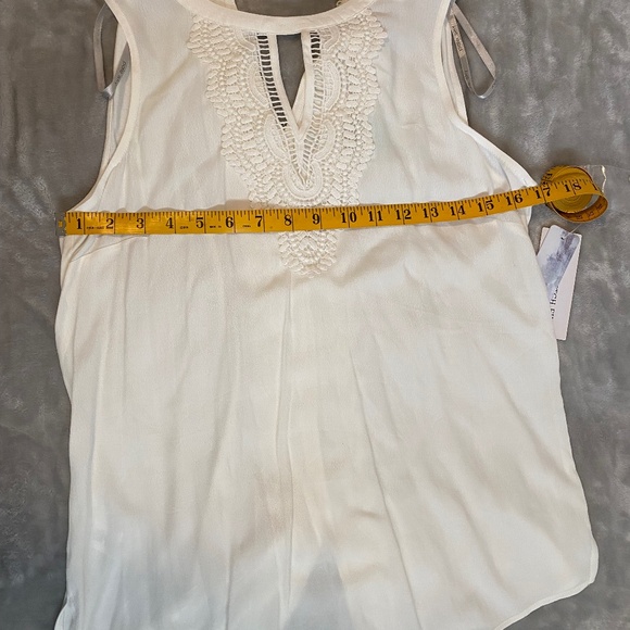 NWT Embroidered Blouse - Picture 3 of 4